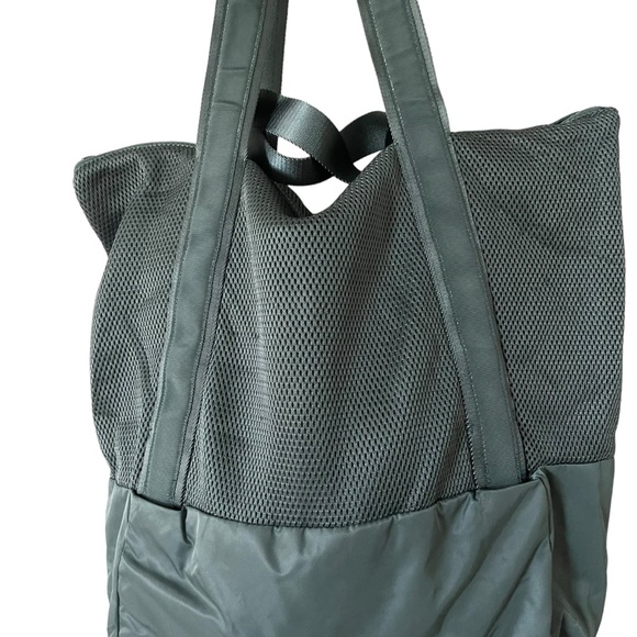 Lululemon Hot Mesh Tote - Picture 5 of 14